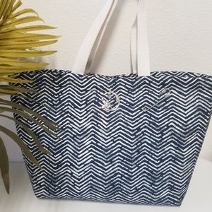 Beautiful navy tote bag. Good for the beach orwork